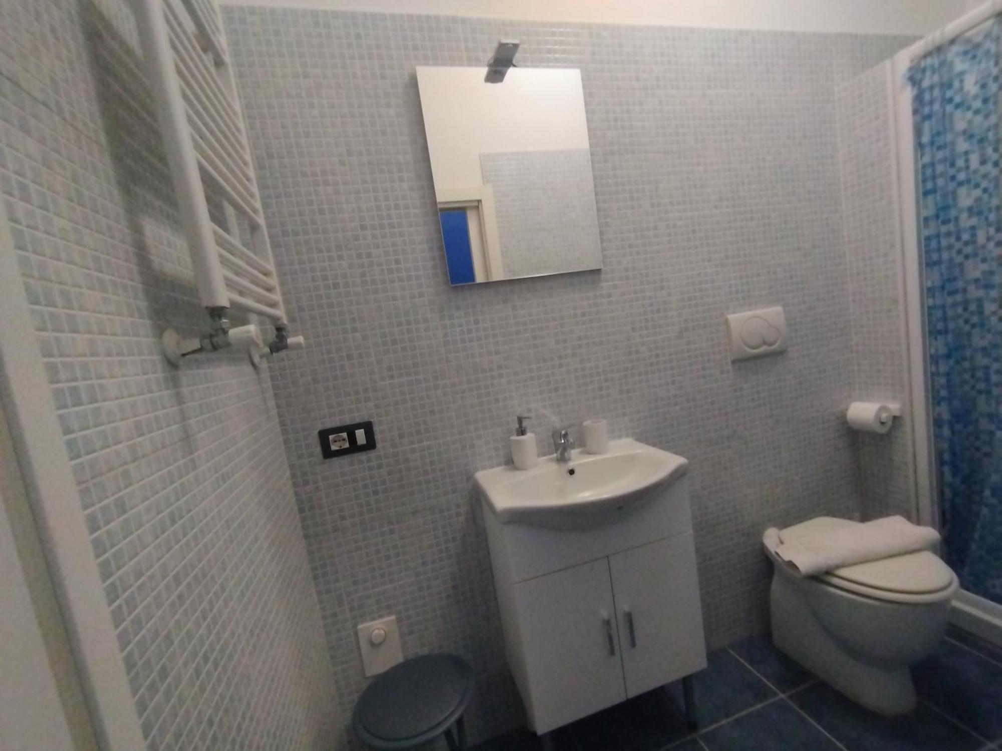 Adriatic Room 50 M Dalla Stazione Ferroviaria Di Ciampino E Dalla Navetta Aeroportuale Kültér fotó