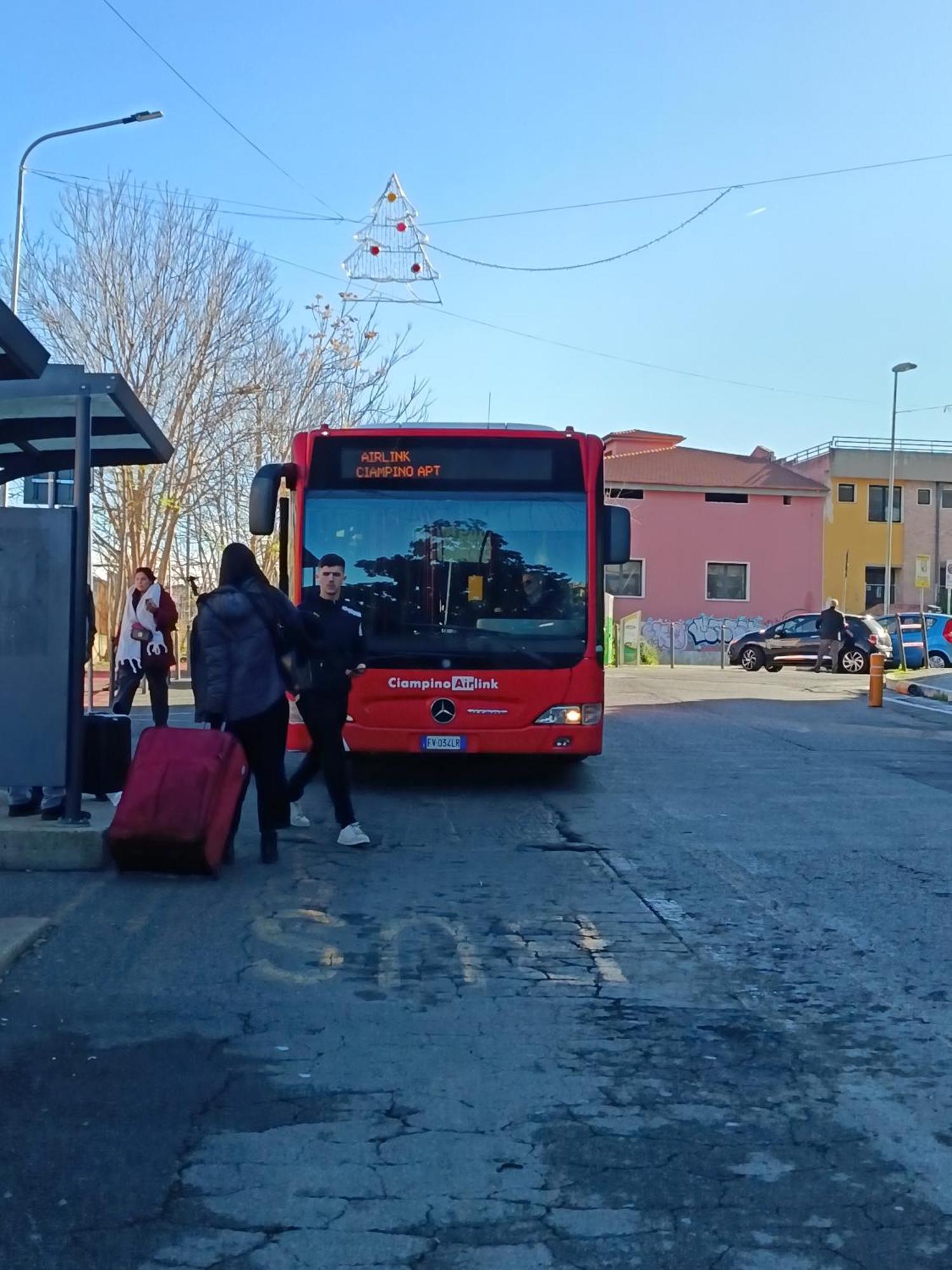 Adriatic Room 50 M Dalla Stazione Ferroviaria Di Ciampino E Dalla Navetta Aeroportuale Kültér fotó